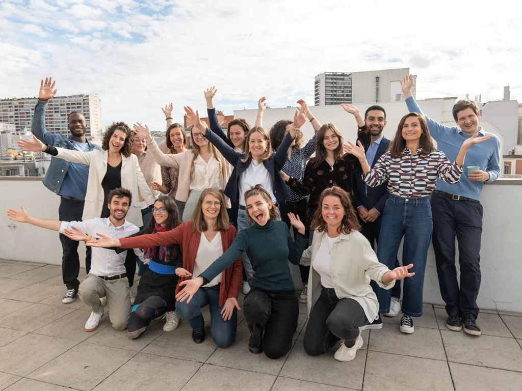 photo de groupe de l'équipe Salariee sur le toît de 1001mots