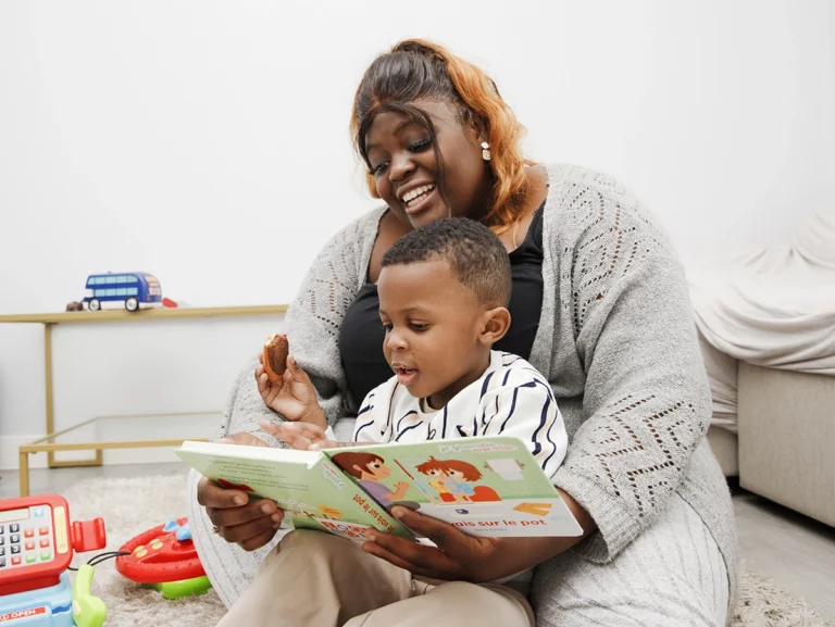 Maman et son enfant pendant une séance de lecture.